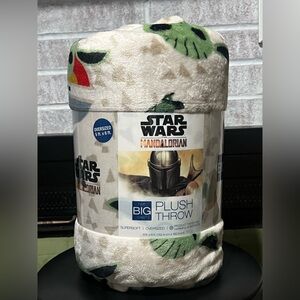 The Big One Star Wars Mandalorian Plush Throw - Cream, Green, Red